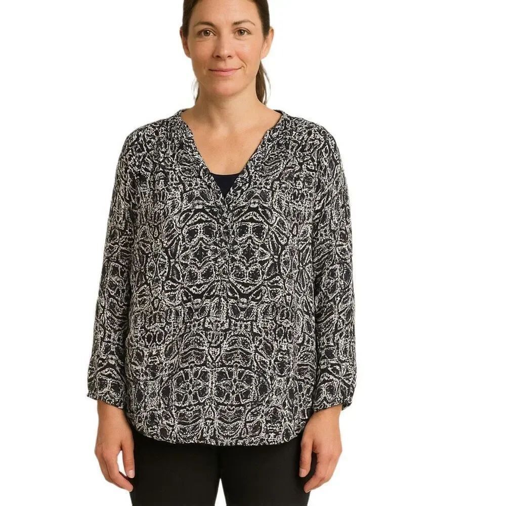 Rock & Republic size L v neckline w/studs tunic top.